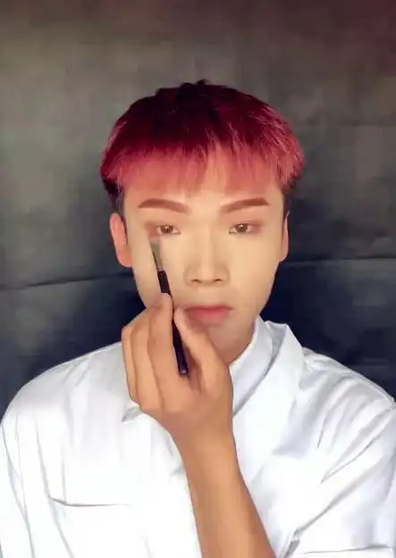 小哥仿妆"权志龙",一开始觉得浪费化妆品,看到成品:本尊来了!