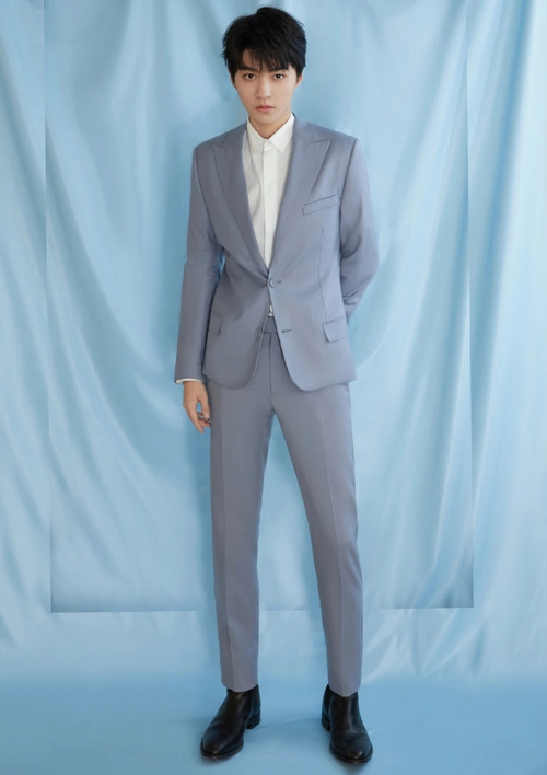 王俊凯能不能不穿修身裤腿伸直后无一丝赘肉女生看了都羡慕