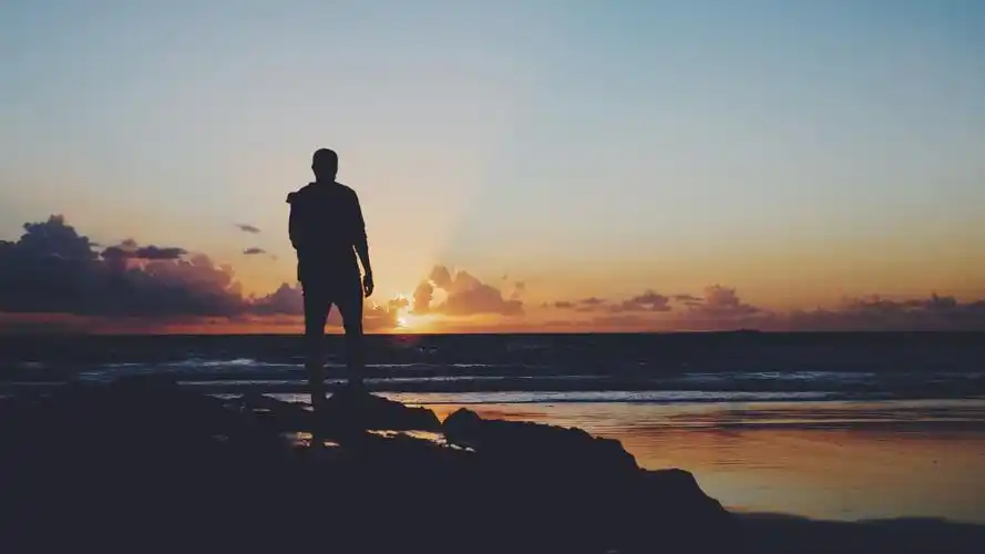 夕阳下孤独背影意境写真,时光记忆-回车桌面