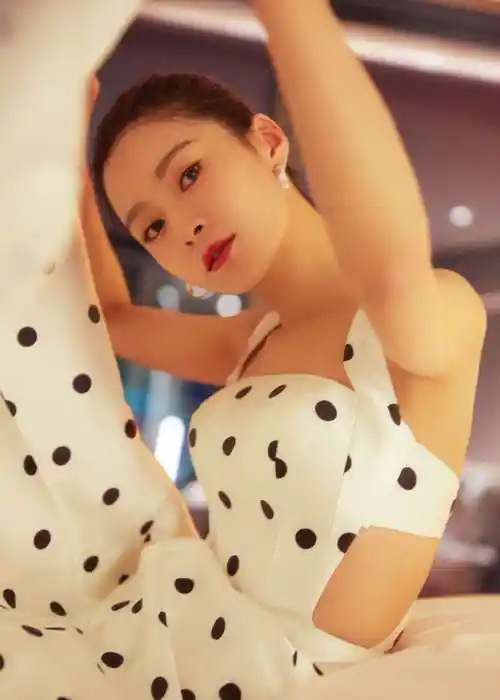 王媛可亮相红毯复古波点裙露"蝴蝶背"成话题