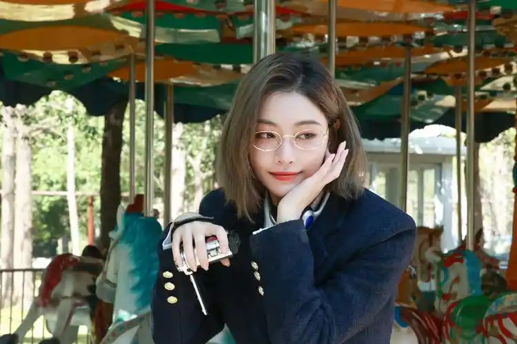 许佳琪学院风大片 今日份漂亮学姐kiki……|许佳琪_新浪新闻