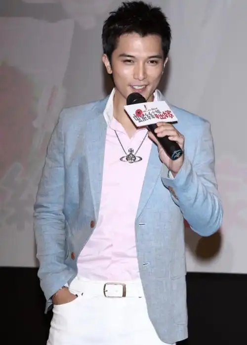 邱泽出席活动,一身白色西服展现真男人魅力,前女友不会眼红吗