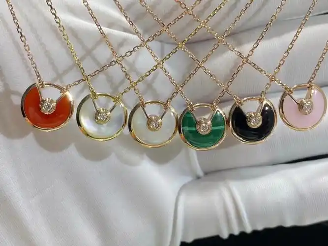 上面的珍珠母贝寓意着"守护" #卡地亚 cartier