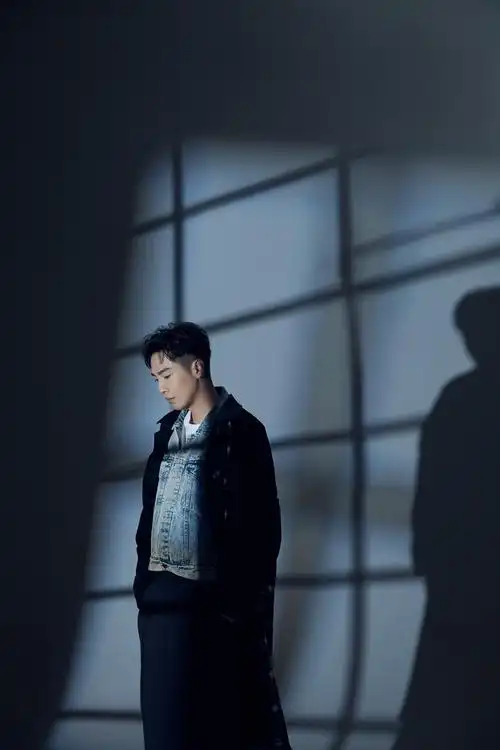 邹廷威开年时尚写真曝光 轻熟风彰显帅气俊朗_外套