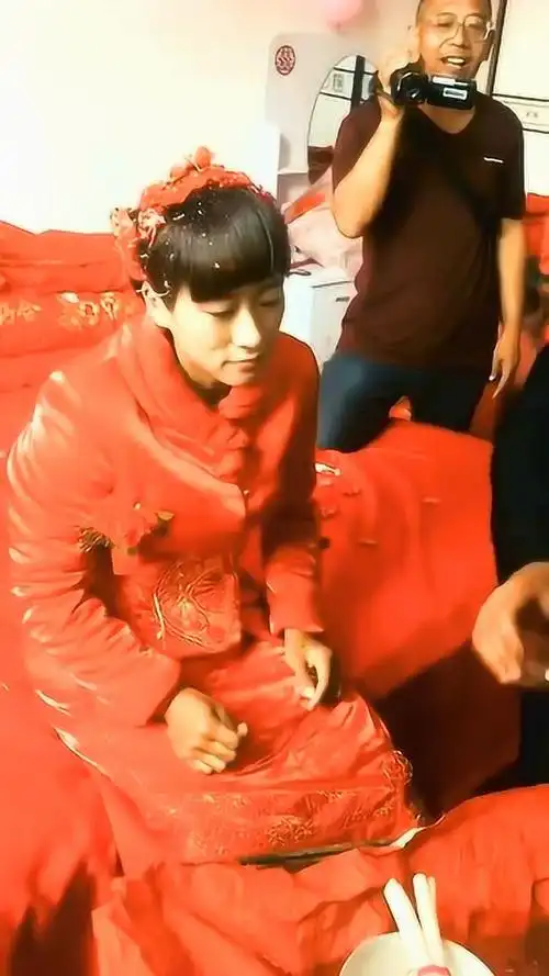 这新娘不会是男扮女装吧!