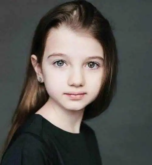 亚美尼亚和俄罗斯的混血小孩,非常的漂亮,估计是俄罗斯的基因比较优良