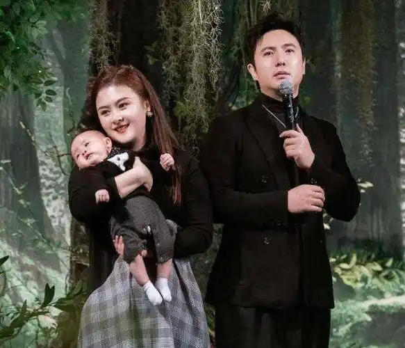 沈腾结婚四年从不晒妻,当看到他妻子的正脸,网友:是我也不晒_王琦