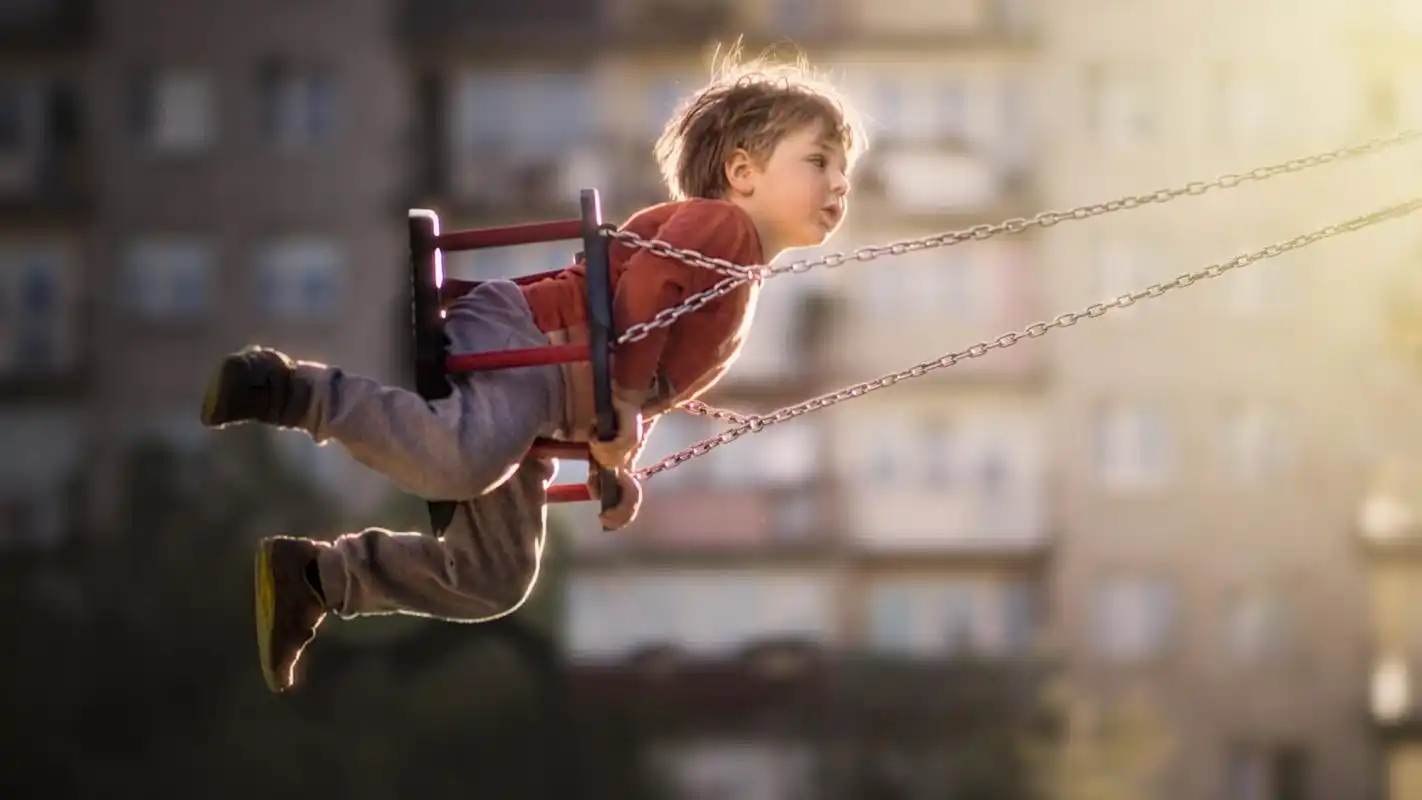 可爱萌娃宝贝荡秋千高清电脑壁纸