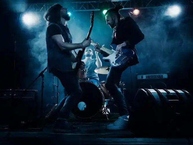 摇滚歌手图片-两名摇滚歌手在舞台上表演素材-高清图片-摄影照片-寻图