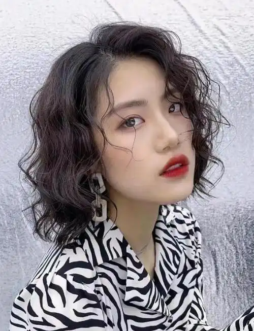 要说中短发烫什么卷好看的话,蛋卷头绝对不能错过,洋气减龄又个性的中