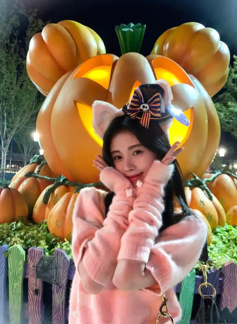 鞠婧祎晒出新造型真美!粉色袖套针织衫时髦又实用,被热议的是它