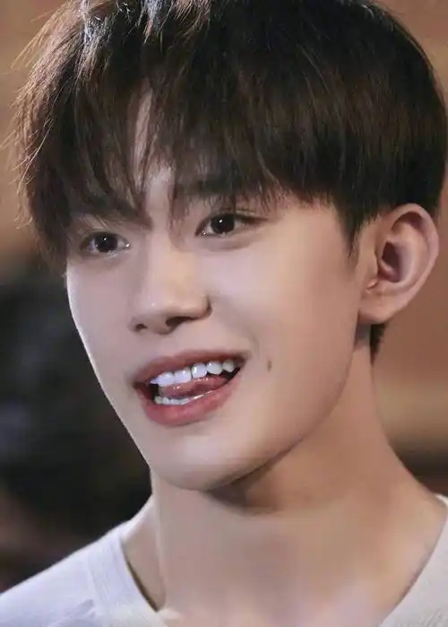 飞天奖红毯上他戳自己脸蛋太萌了_举动_短发_画面