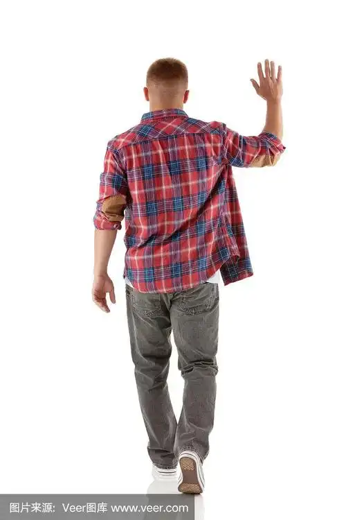 一个男人挥手的背影