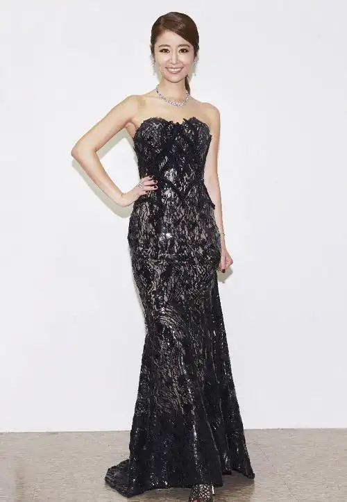 林心如真是豁出去了亲手打破玉女人设就用一件镂空蕾丝裙