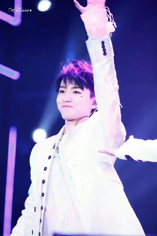 陪王俊凯奔赴每一个十年#"把手都给我举起来"王俊凯《回望》回望@qq