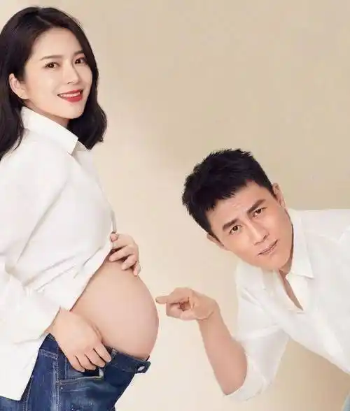 杜淳晒视频对镜撩衣秀腹肌,陪老婆坐月子不胖反瘦了_王灿_素人_丈夫