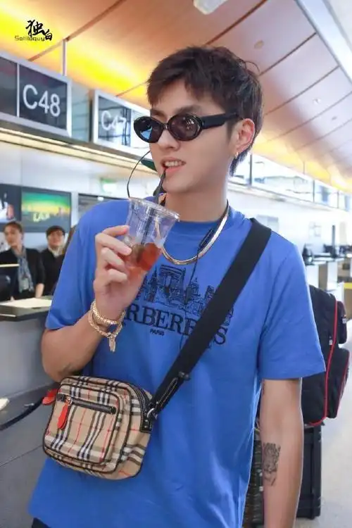 吴亦凡携个人专辑回国 明眸皓齿蓝短袖清爽似少年