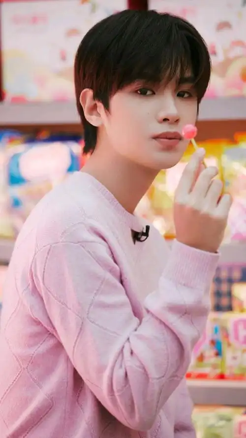 最近发现了一位宝藏男孩"黄明昊",黄明昊粉色卫衣造型,简直太可爱了