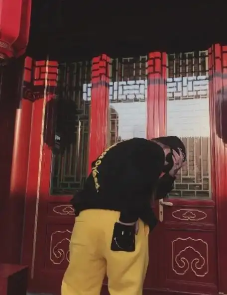 周扬青的背景是什么?睡衣近照,家中四合院网友:谁配得上这个