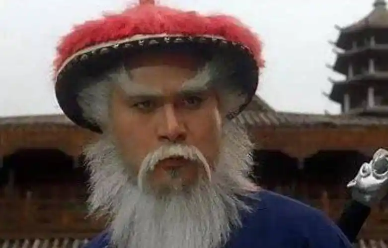 他的欲望随着权势增加而膨胀,走上鳌拜的老路自此,康熙终于可以亲掌