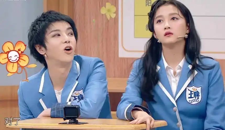 有种"避嫌"叫华晨宇,当和关晓彤做同桌时,有谁注意两人距离?