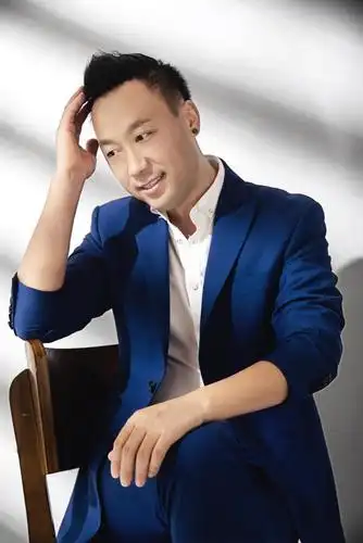 内地华语男歌手向飞献给父亲的歌《我知道你在天上看着我》温暖上市