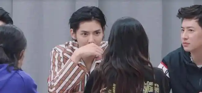 如今再看吴亦凡赵今麦这段互动,当赵今麦出现时,吴立刻两眼放光