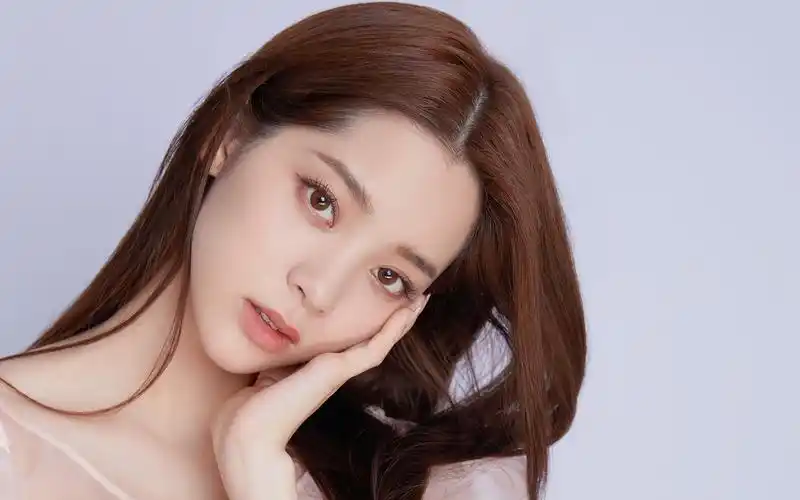 欧阳娜娜粉色少女感高清桌面壁纸