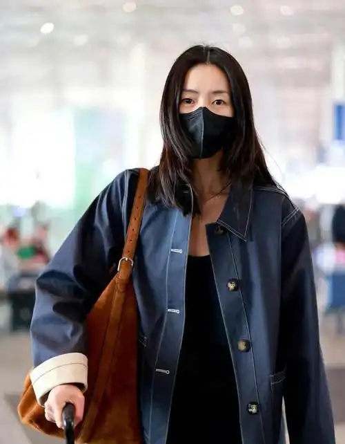 超模刘雯的机场街拍,这也太美了,又美又飒!