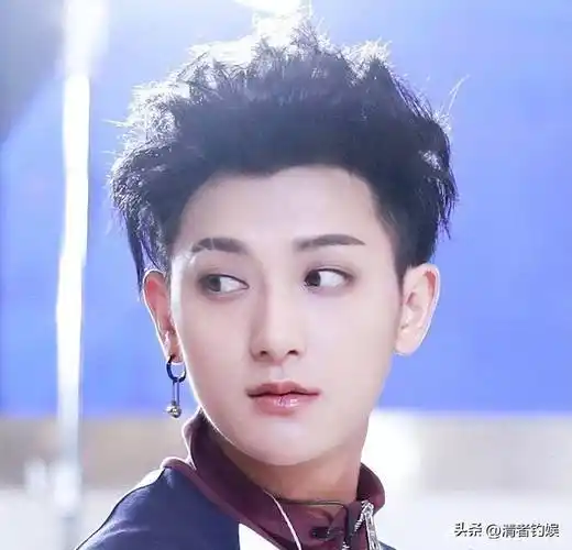 黄子韬徐艺洋情人节团建,低头玩手机隔空传话?