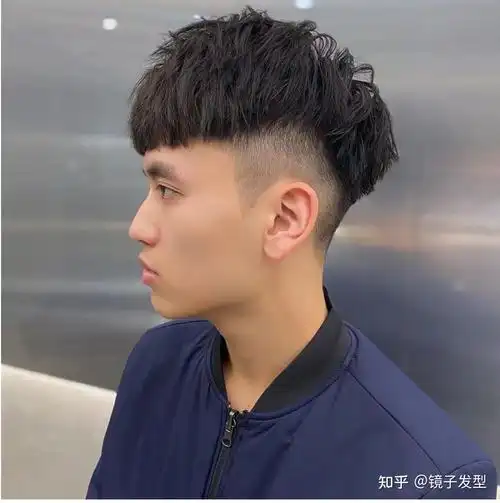 锅盖头作为潮流男生的最爱发型之一,在夏季依然十分的受欢迎.
