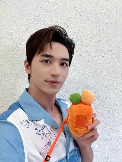 自拍外还给反着的萝卜进行了特写,太可爱了～#许魏洲拍萝卜vs别人拍