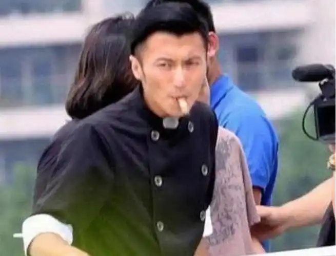 胡歌周星驰让你意想不到!_抽烟