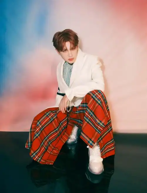 ninepercent新闻210708黄明昊红发雀斑妆苏格兰红裙造型公开世界第一