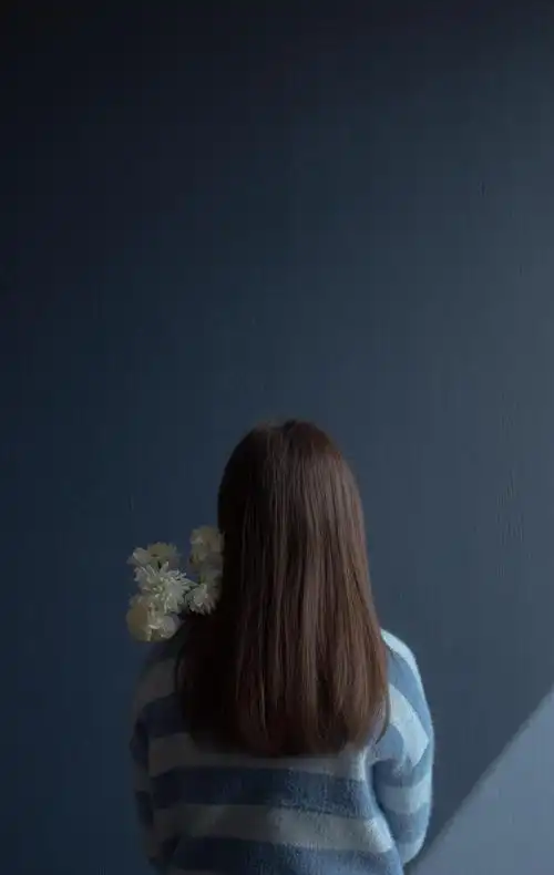 捧花长发美女背影