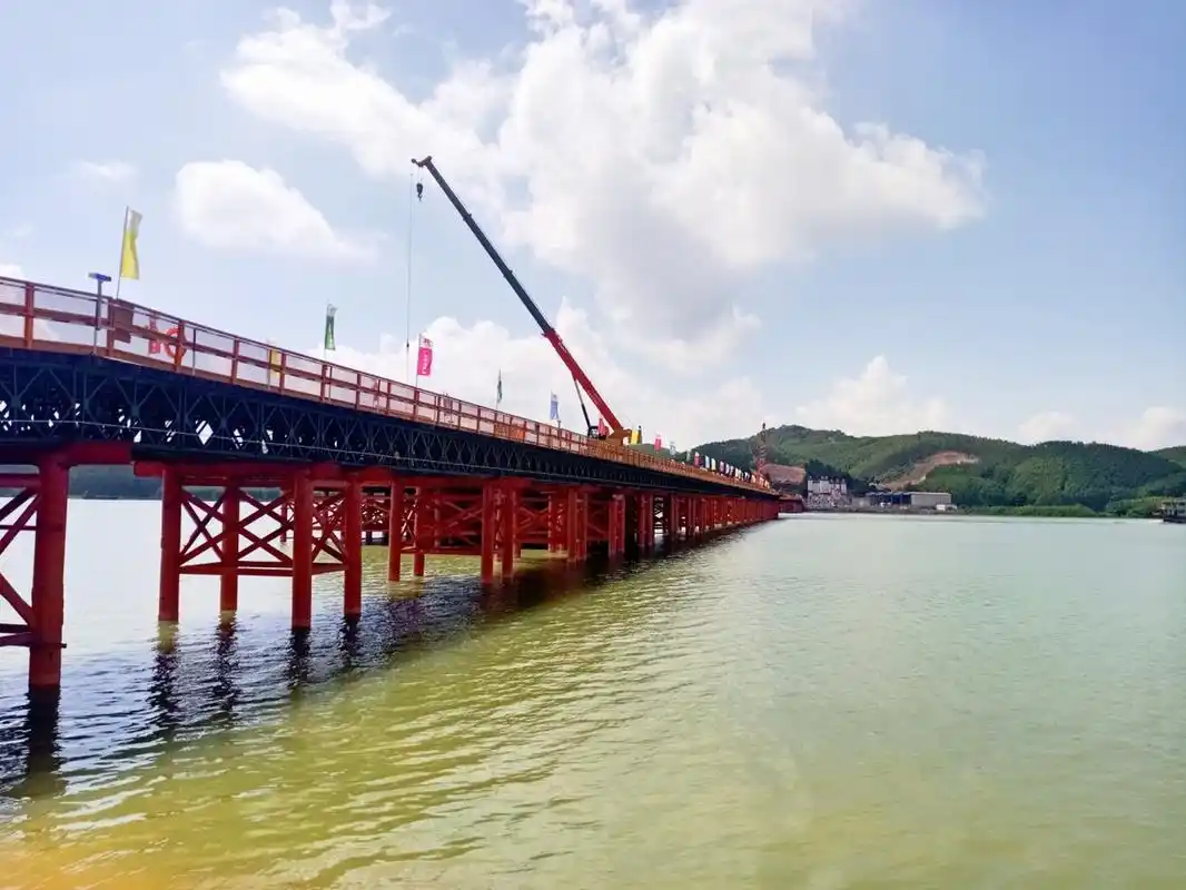 封航标志,栈桥禁航标志等,极大降低施工期间过往船舶的航行风