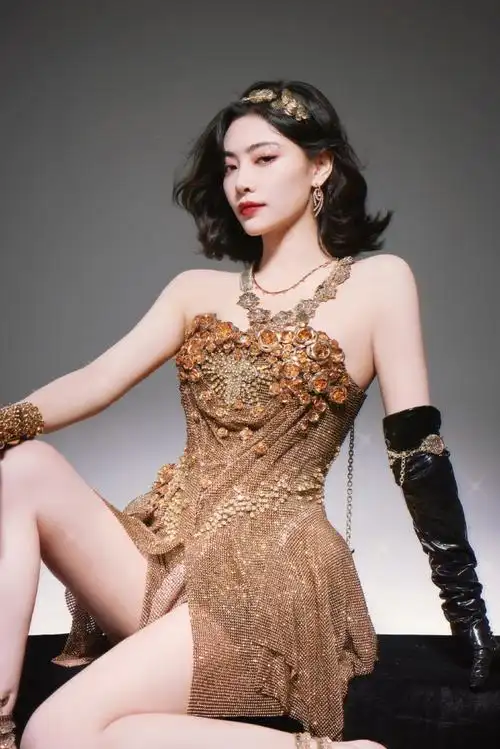 微博之夜#准备上台了,这套我叫它"许佳琪的玫瑰人生"