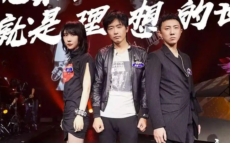 新裤子乐队由主唱兼吉他手彭磊,主唱兼键盘手庞宽,贝斯手赵梦,鼓手