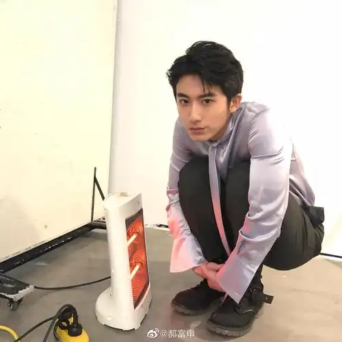 郝富申,这双鞋就那么值得你凹那么多姿势发两条微博秀吗.