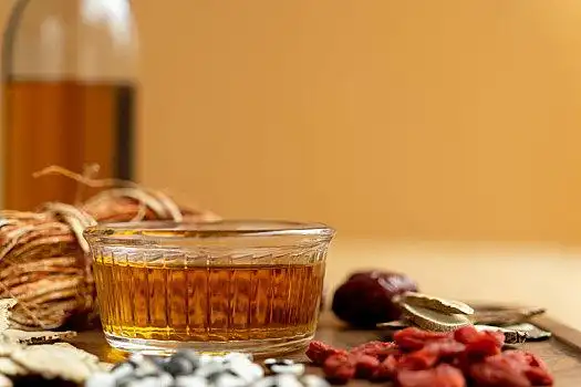 摆在木桌上的药酒