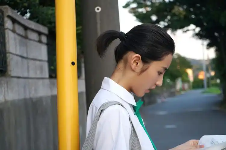 张子枫再度合作王俊凯饰演孤独少女惹人心疼