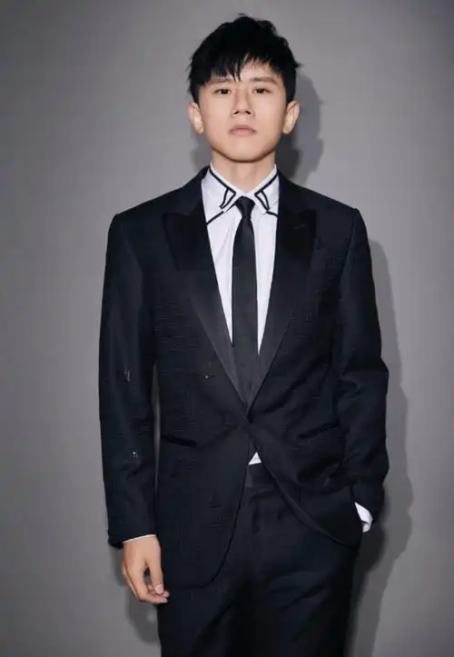 张杰舞台造型公开,酒红西装搭黑色阔腿裤,"闰土"形象接地气