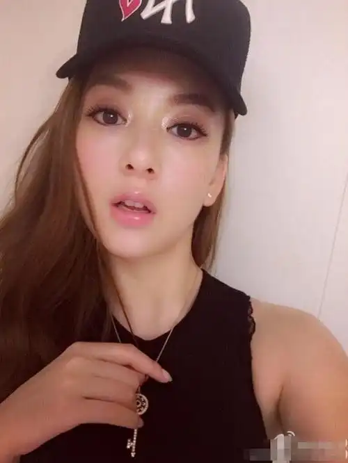 方媛早期活动照,少女装配大波浪卷发