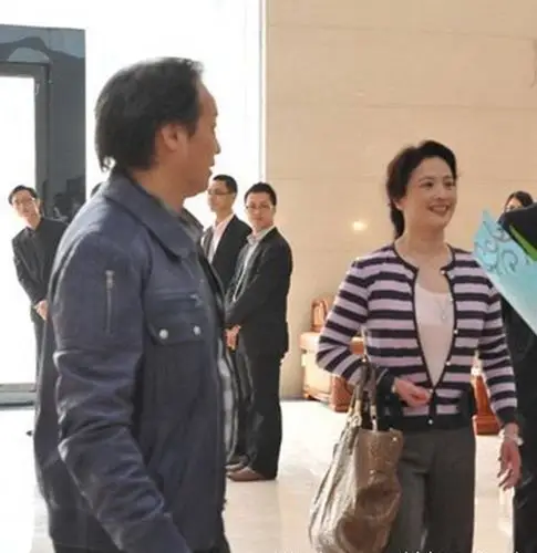 传言陈金飞是刘晓莉的老公,但陈金飞澄清:"我家和刘亦菲家是世交,和刘