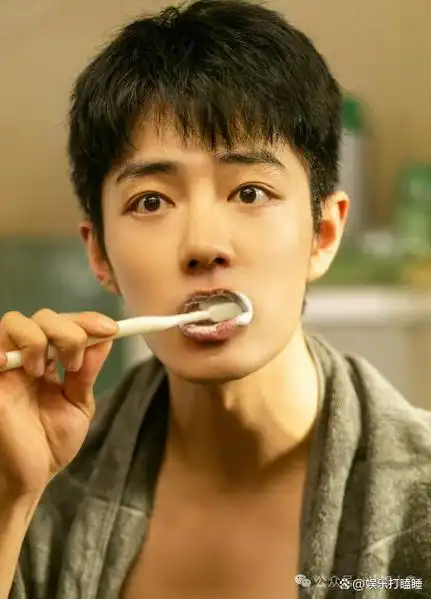 时光倒流,假如平行时空的肖战与曾经的自己有幸相遇,他可能会跟曾经的