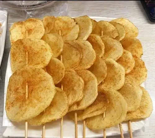 挑自选食材放在冰柜里就是一些常见的小串,炸物但是没有炸鸡卖所以叫