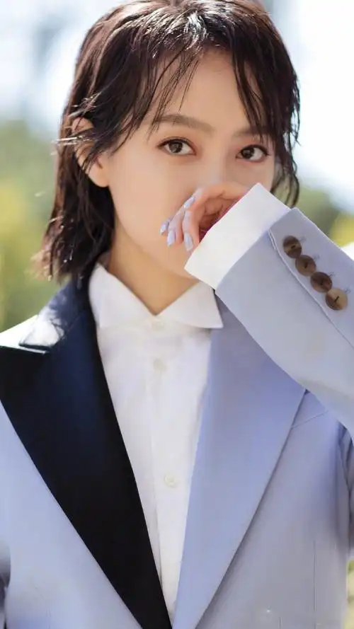 宋茜男装亮相身穿蓝色拼接西装帅气撩人