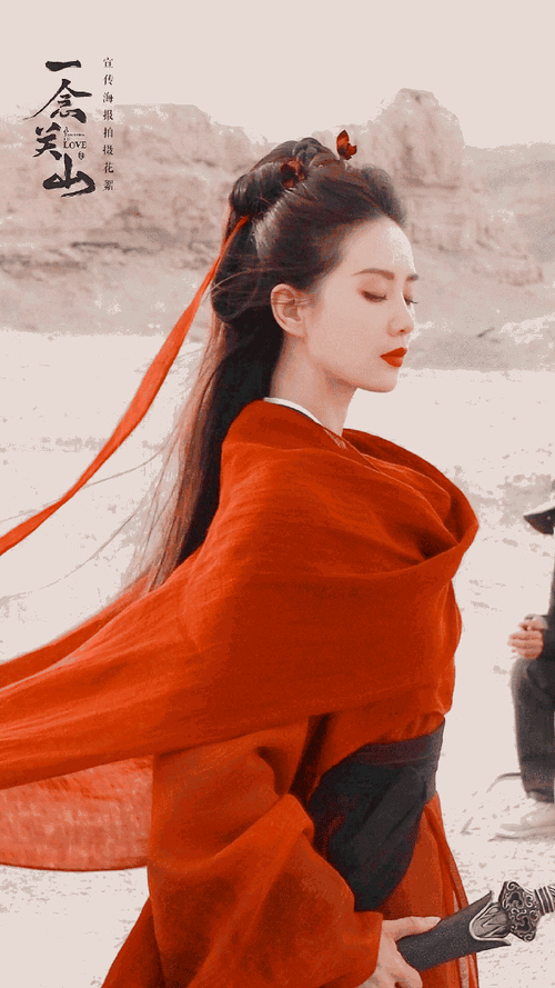 《一念关山》红衣高马尾造型饭拍,高马尾的侠女任如意清冷感好绝!