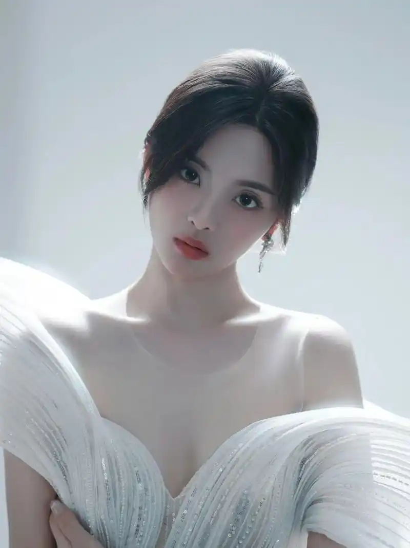 杨超越晚礼服 - 抖音