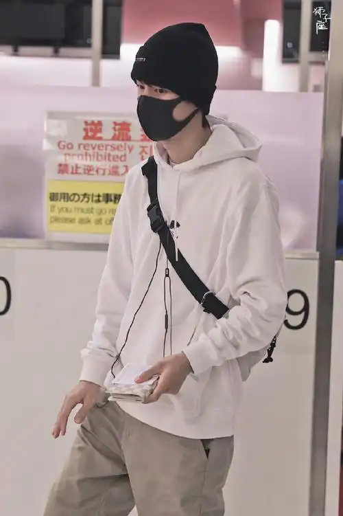 来看王一博机场穿搭小合集!私服穿搭尽显潮酷范儿!